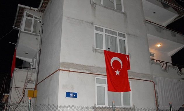 Türkiye şehitlerine ağlıyor 16