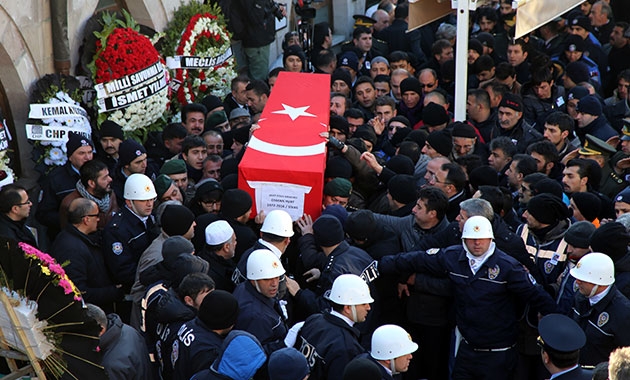 Türkiye şehitlerine ağlıyor 9