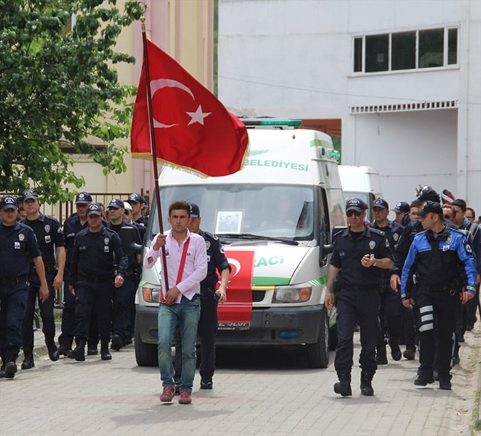 Bütün kent bayrağını alıp şehidine koştu 2