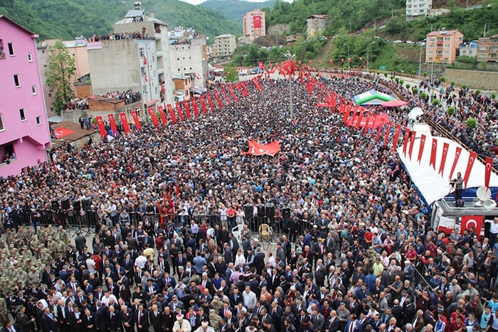 Bütün kent bayrağını alıp şehidine koştu 5