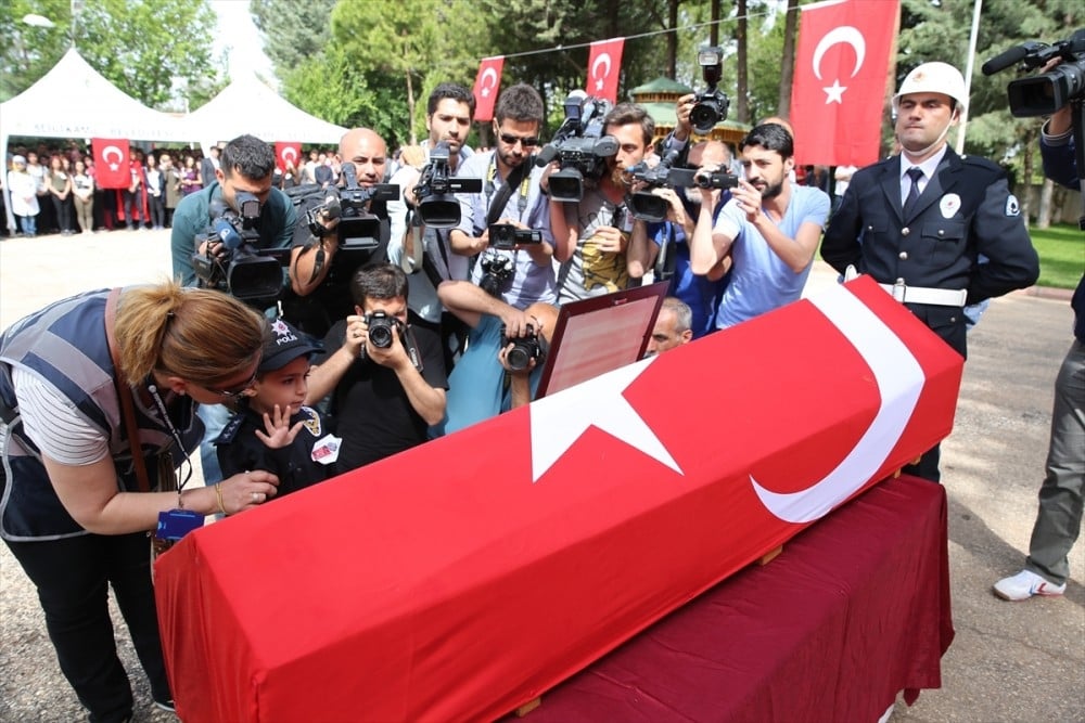 Gaziantep şehitlerinin uğurlama töreninde yürek yakan anlar! 10