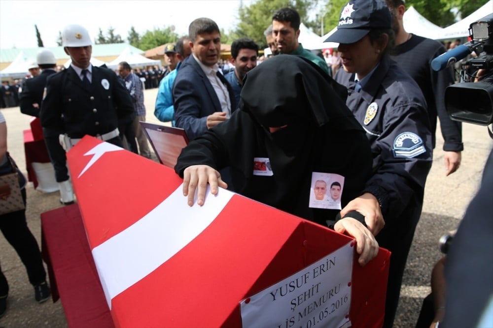 Gaziantep şehitlerinin uğurlama töreninde yürek yakan anlar! 11