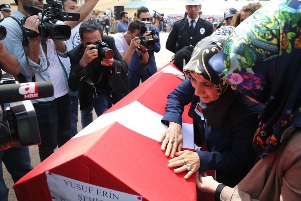 Gaziantep şehitlerinin uğurlama töreninde yürek yakan anlar! 13