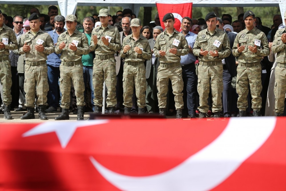 Gaziantep şehitlerinin uğurlama töreninde yürek yakan anlar! 15