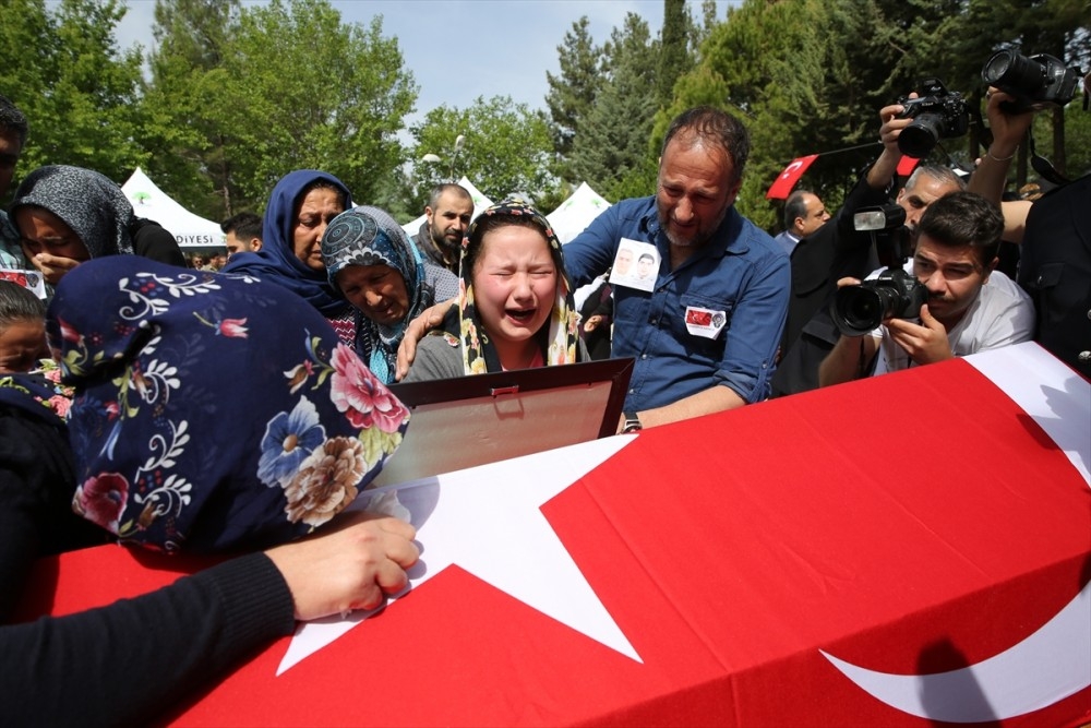 Gaziantep şehitlerinin uğurlama töreninde yürek yakan anlar! 5