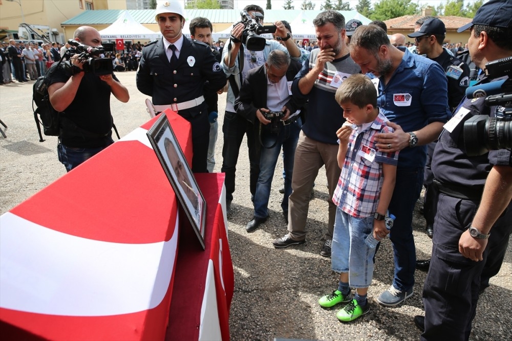 Gaziantep şehitlerinin uğurlama töreninde yürek yakan anlar! 6