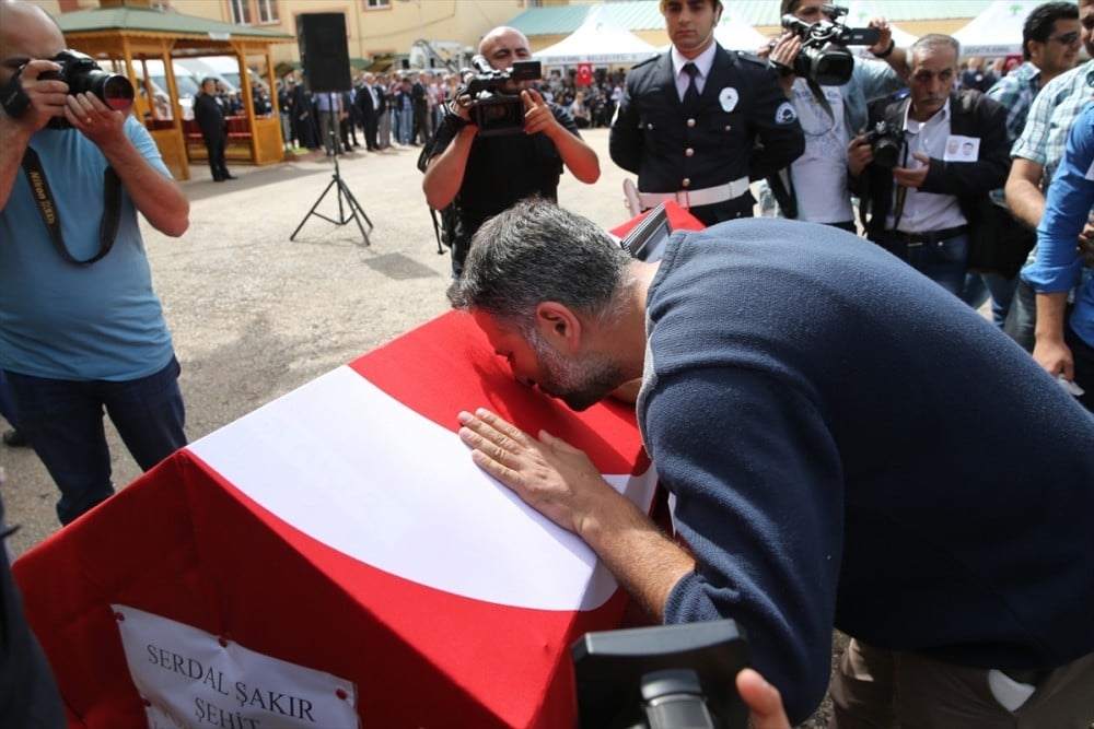 Gaziantep şehitlerinin uğurlama töreninde yürek yakan anlar! 7