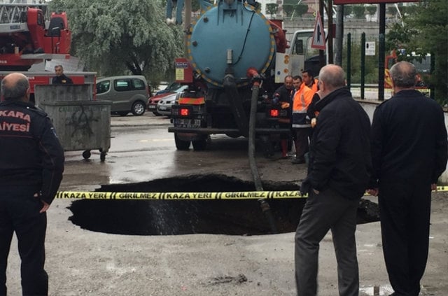 Park halindeki otomobil çukura düştü 1