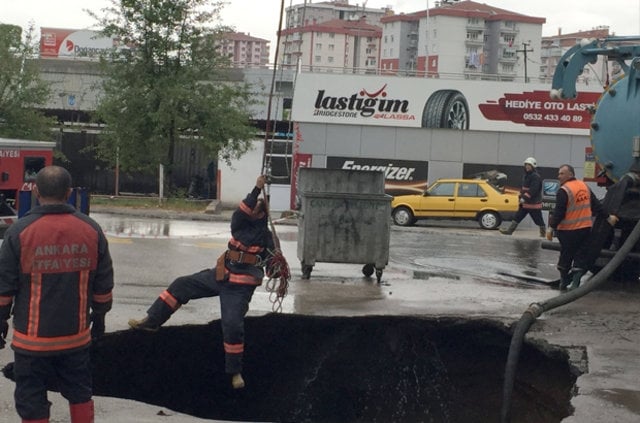 Park halindeki otomobil çukura düştü 4