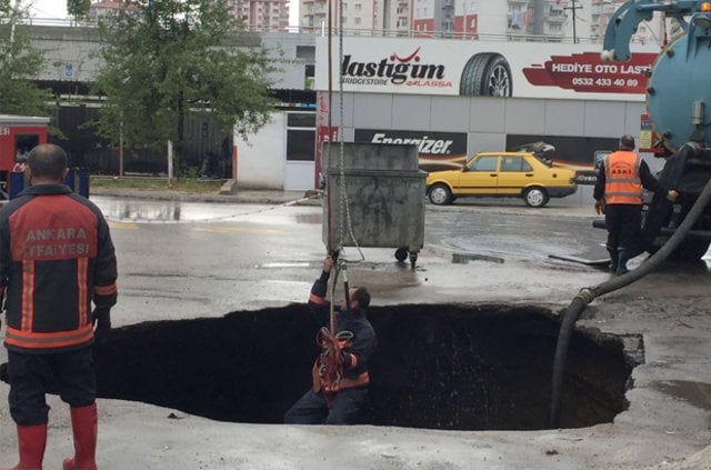 Park halindeki otomobil çukura düştü 5