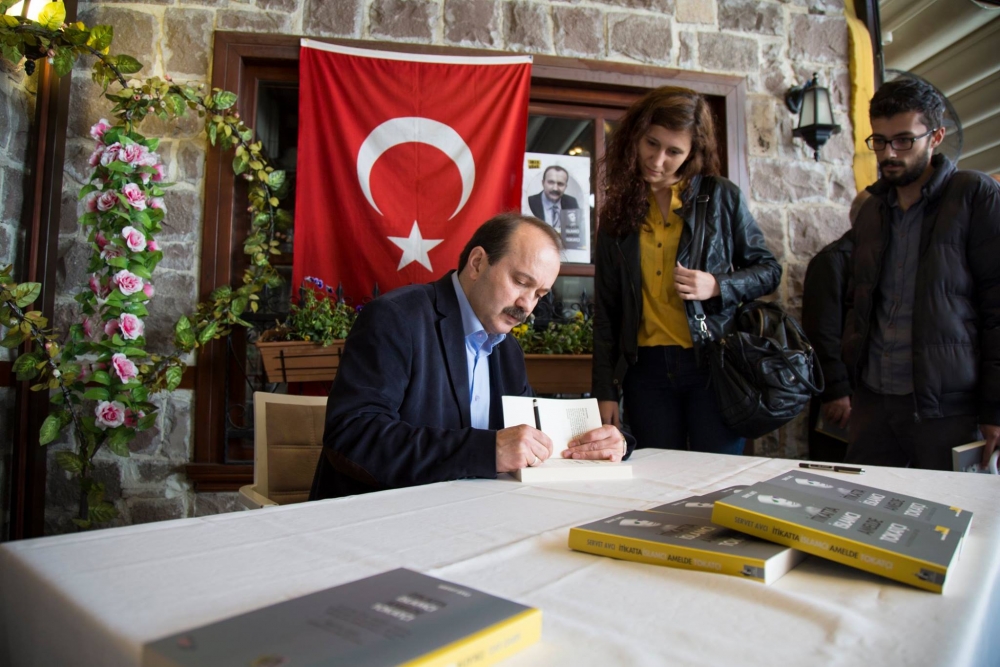 Servet Avcı'nın imza gününe yoğun ilgi 11