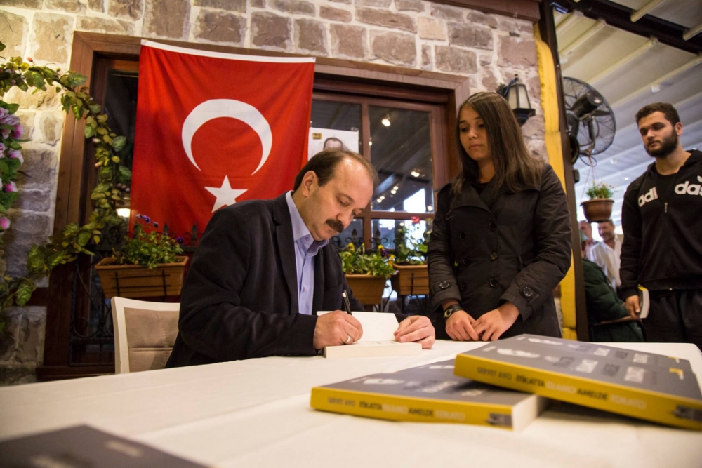 Servet Avcı'nın imza gününe yoğun ilgi 13