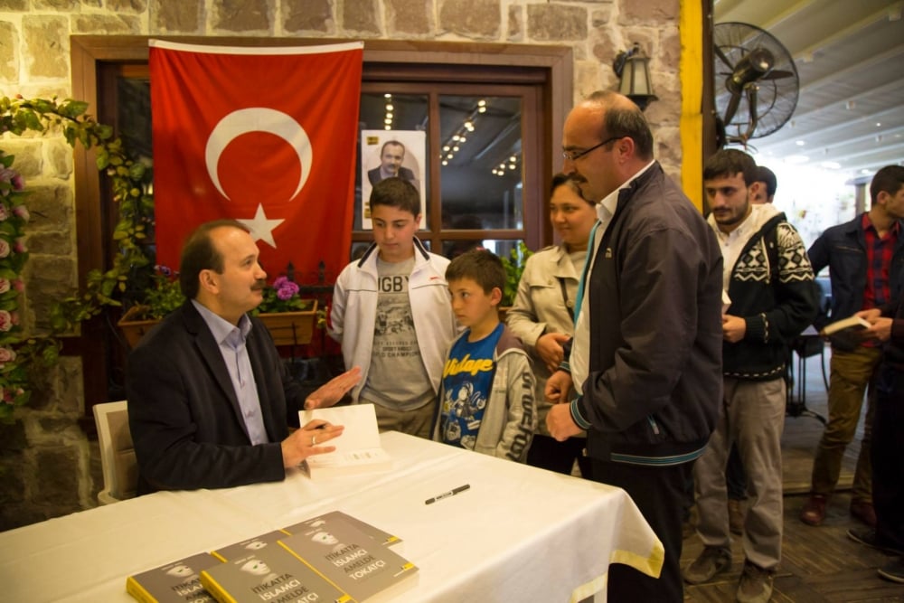 Servet Avcı'nın imza gününe yoğun ilgi 15