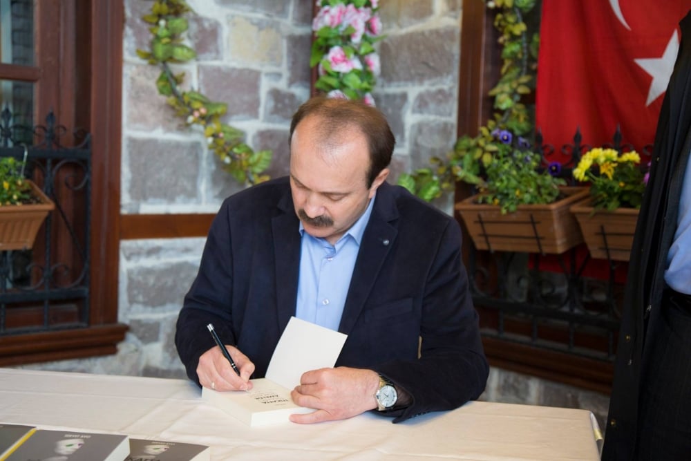 Servet Avcı'nın imza gününe yoğun ilgi 7