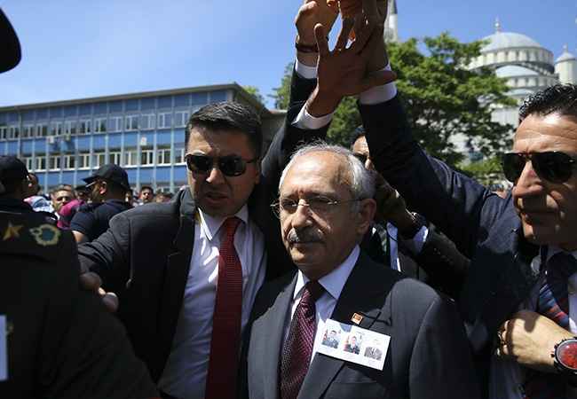 Kılıçdaroğlu'na yumurtalı protesto 2