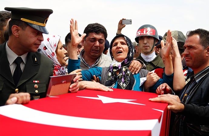 Van şehidi altı asker gözyaşlarıyla uğurlandı 10