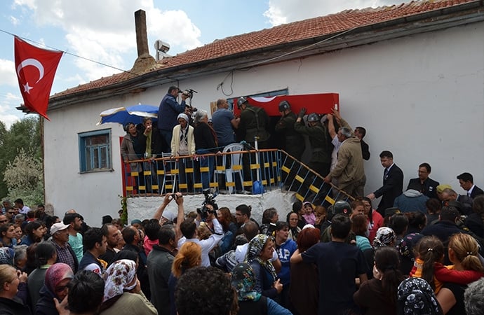 Van şehidi altı asker gözyaşlarıyla uğurlandı 13