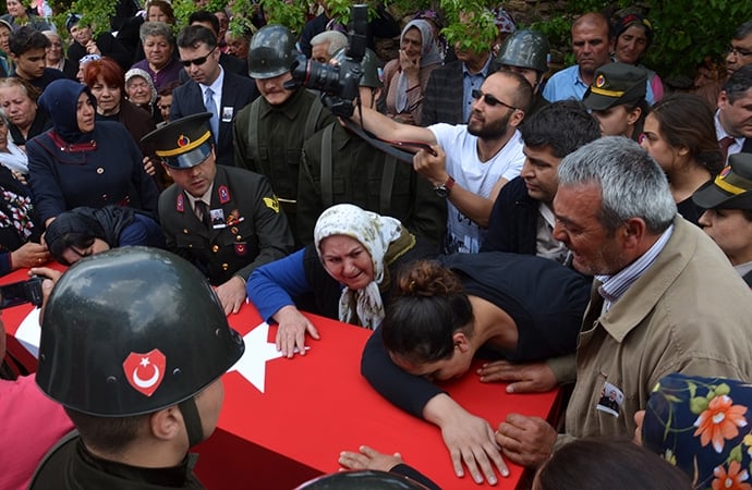 Van şehidi altı asker gözyaşlarıyla uğurlandı 14