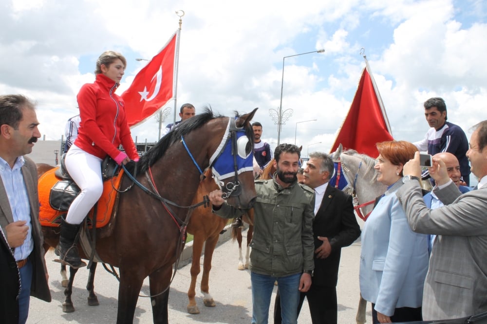 Akşener Erzurum'da 12