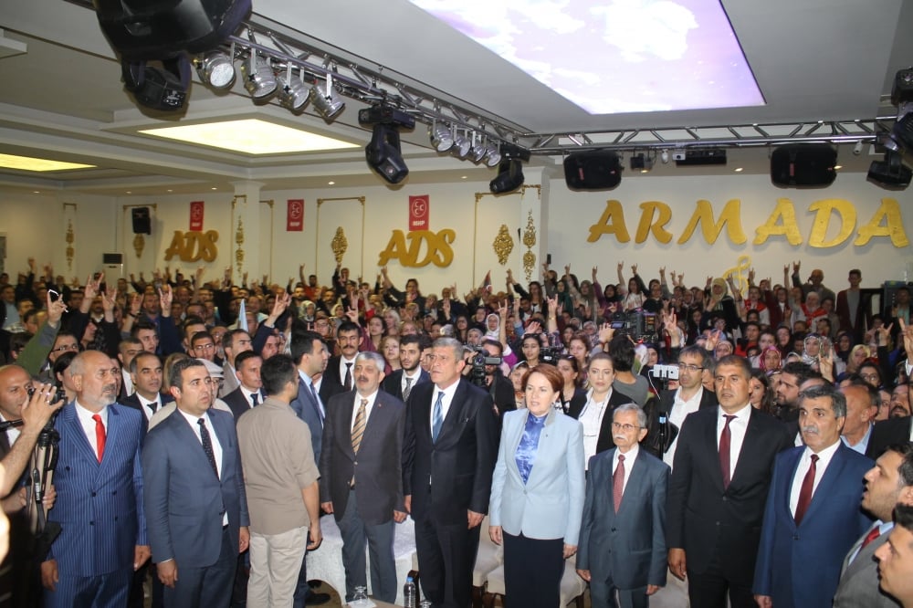 Akşener Erzurum'da 17