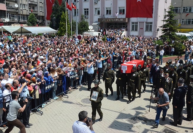 Silah arkadaşını böyle uğurladı... 1