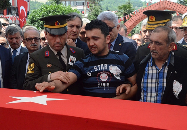 Silah arkadaşını böyle uğurladı... 11