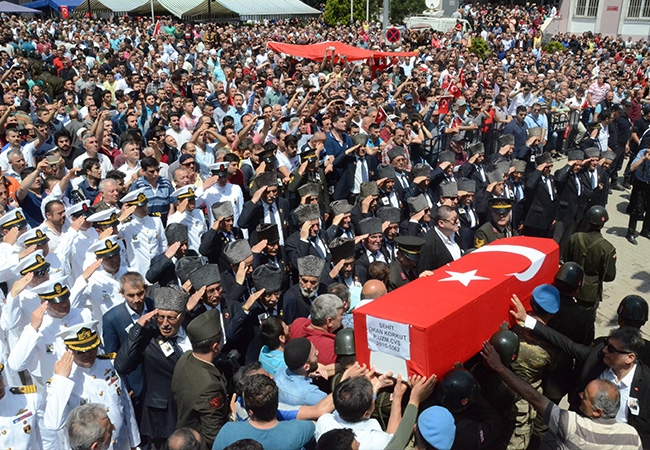 Silah arkadaşını böyle uğurladı... 13