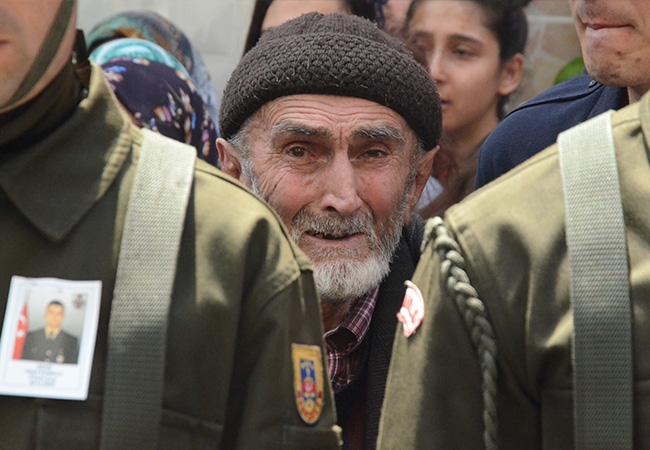 Silah arkadaşını böyle uğurladı... 3