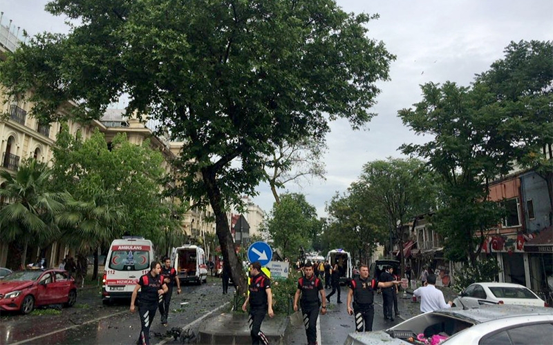 İstanbul - Vezneciler'de polis otobüsüne saldırı! 1