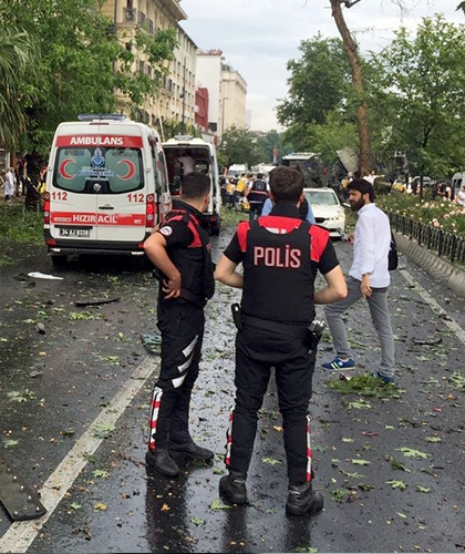 İstanbul - Vezneciler'de polis otobüsüne saldırı! 10