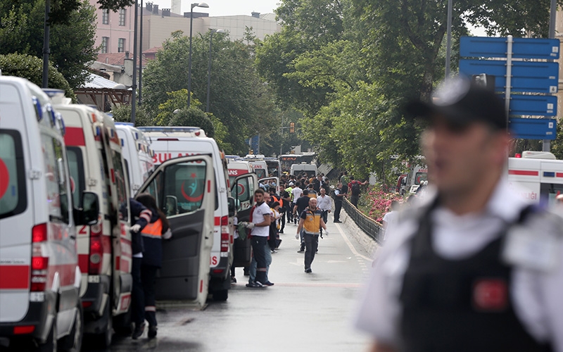 İstanbul - Vezneciler'de polis otobüsüne saldırı! 11