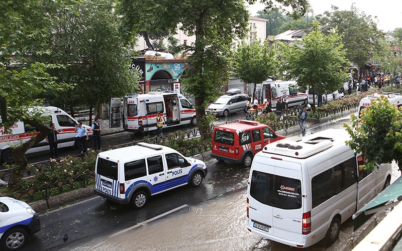 İstanbul - Vezneciler'de polis otobüsüne saldırı! 12