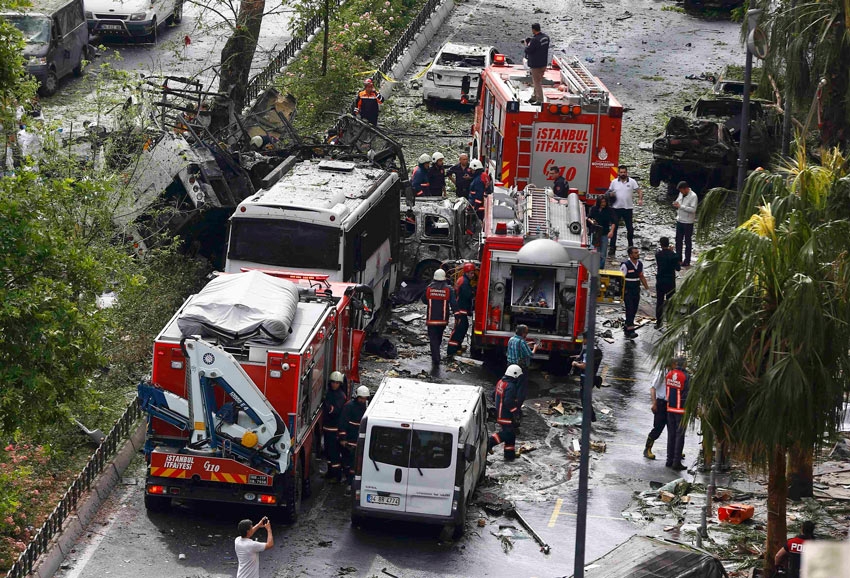 İstanbul - Vezneciler'de polis otobüsüne saldırı! 2