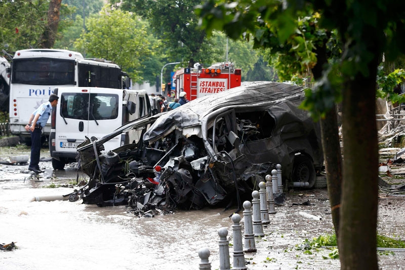 İstanbul - Vezneciler'de polis otobüsüne saldırı! 3