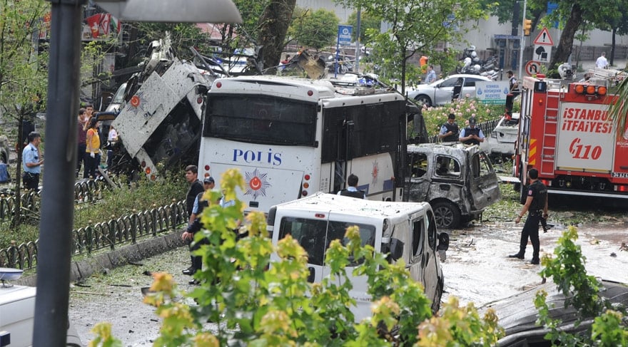 İstanbul - Vezneciler'de polis otobüsüne saldırı! 4