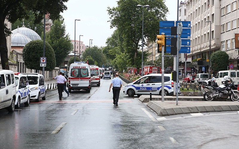 İstanbul - Vezneciler'de polis otobüsüne saldırı! 6