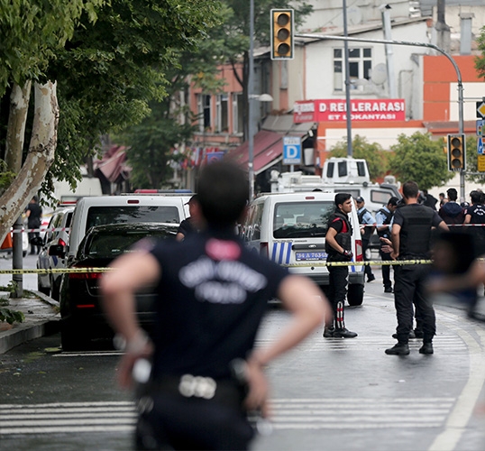 İstanbul - Vezneciler'de polis otobüsüne saldırı! 7