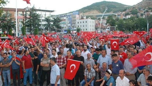 On binlerce kişi yine sokakta 12