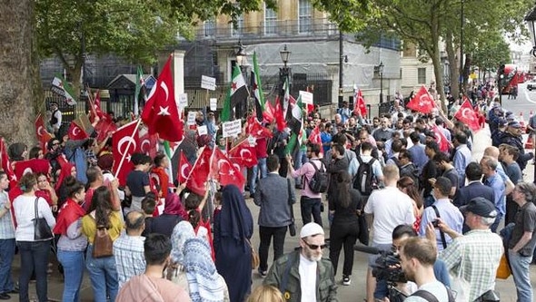 On binlerce kişi yine sokakta 16