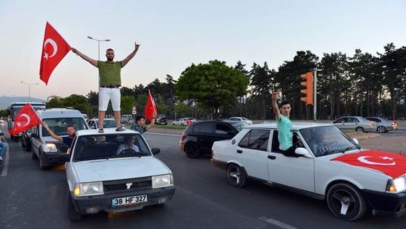 On binlerce kişi yine sokakta 7