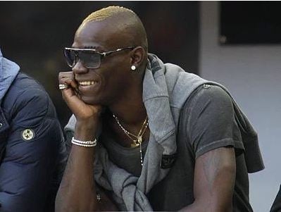 Yeşil sahaların yaramaz çocuğu Balotelli ve çılgınlıkları 11