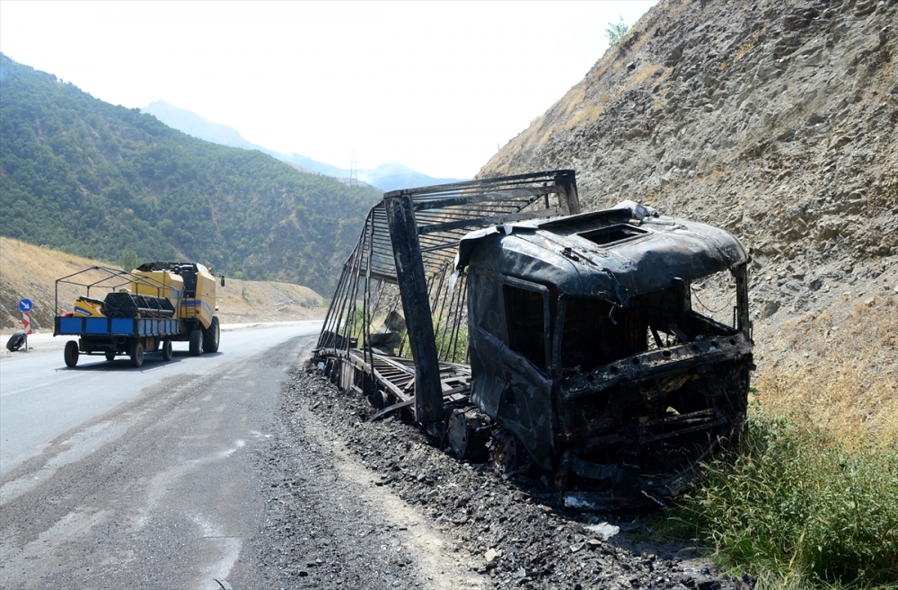 Bitlis'te terör saldırısı: PKK'lılar 11 aracı ateşe verdi 11