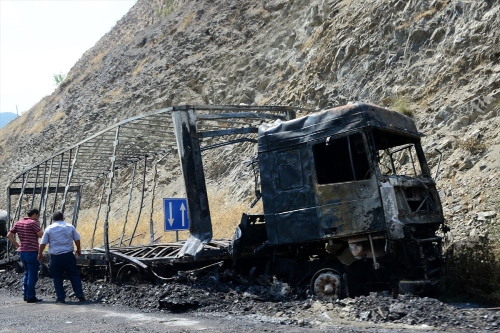 Bitlis'te terör saldırısı: PKK'lılar 11 aracı ateşe verdi 12