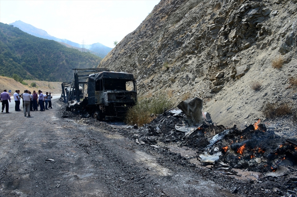 Bitlis'te terör saldırısı: PKK'lılar 11 aracı ateşe verdi 13