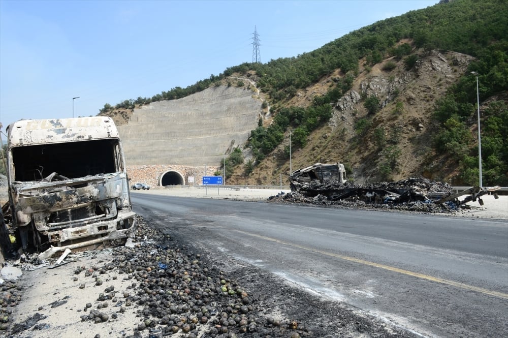 Bitlis'te terör saldırısı: PKK'lılar 11 aracı ateşe verdi 4