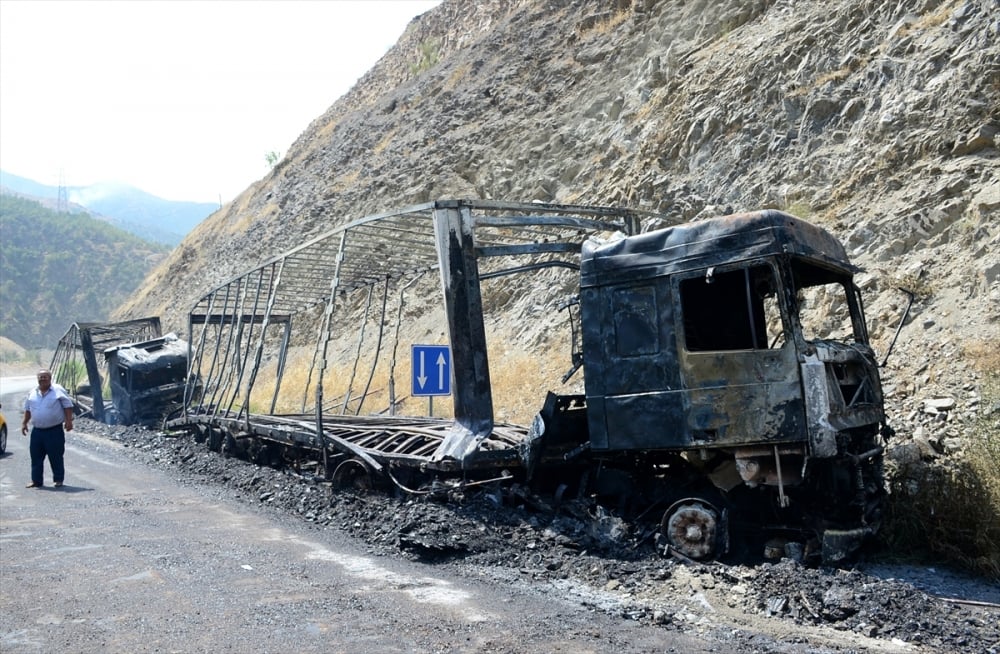 Bitlis'te terör saldırısı: PKK'lılar 11 aracı ateşe verdi 5