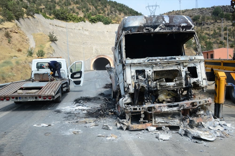 Bitlis'te terör saldırısı: PKK'lılar 11 aracı ateşe verdi 6