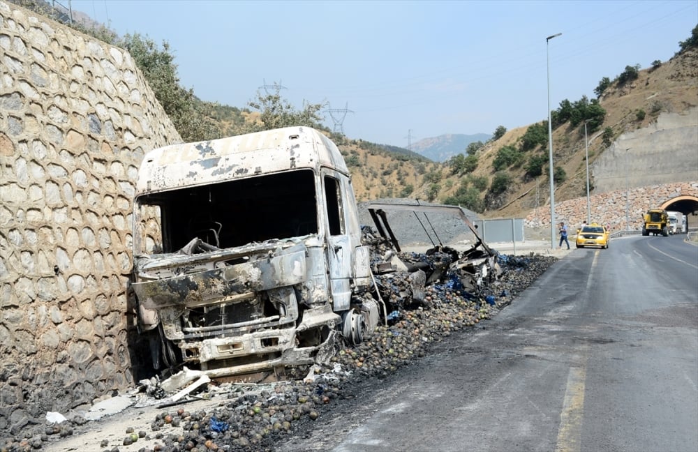 Bitlis'te terör saldırısı: PKK'lılar 11 aracı ateşe verdi 7