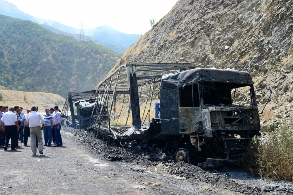 Bitlis'te terör saldırısı: PKK'lılar 11 aracı ateşe verdi 8