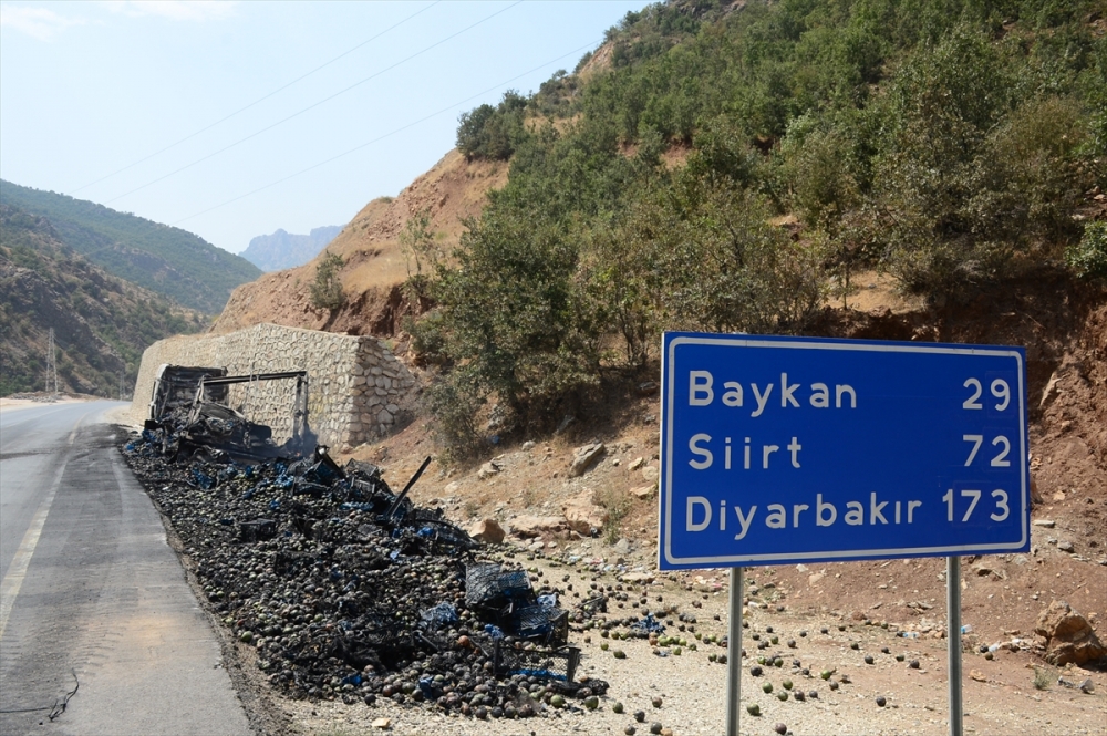 Bitlis'te terör saldırısı: PKK'lılar 11 aracı ateşe verdi 9